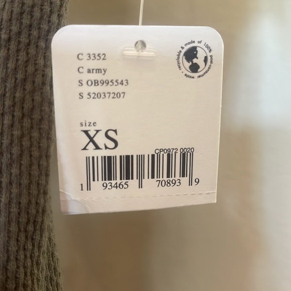 Free People long sleeve tee with beautiful detail. - Picture 10 of 10